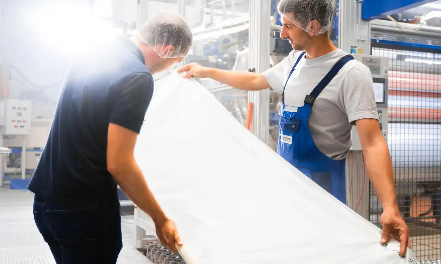 Nowofol Kunststoff Folie Pruefen Mitarbeiter 01